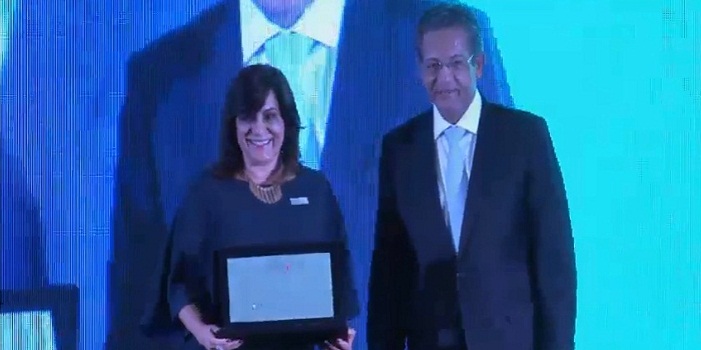 A diretora-geral do TCE mineiro, Raquel Simões, representando o presidente do TCEMG, conselheiro Sebastião Helvecio, recebeu homenagem especial das mãos do ministro do Superior Tribunal de Justiça, Mauro Campbell Marques pela colocação na final do Prêmio Innovare
